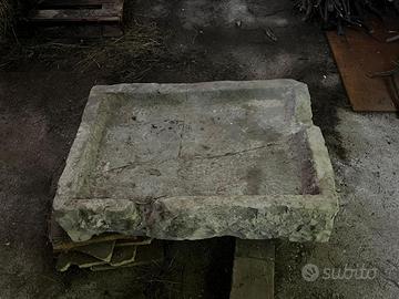 antico lavandino in pietra