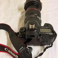 Fotocamera Canon Eos 5D Mark IV con obbiettivo
