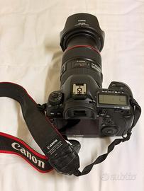 Fotocamera Canon Eos 5D Mark IV con obbiettivo