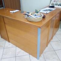 Bancone cassa con cassettiera e mensole