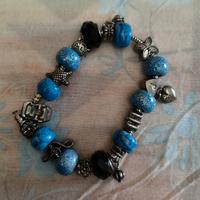 Questo è un bracciale da donna in stile Pandora.