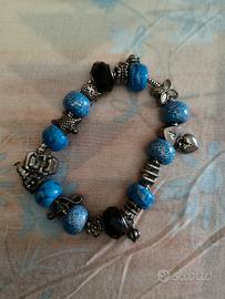 Questo è un bracciale da donna in stile Pandora.