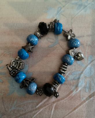 Questo è un bracciale da donna in stile Pandora.