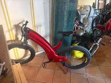Bicicletta Reevo Hubless bike futuristica e-bike