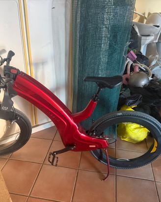 Bicicletta Reevo Hubless bike futuristica e-bike