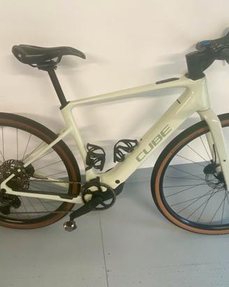 Cube Nuroad Hybrid Race 400 Taglia M (160-180CM)