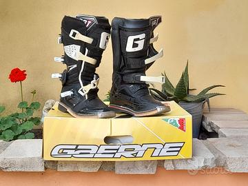 Stivali e pantaloni bimbo, moto.