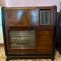 Mobile antico con radio e giradischi