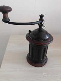 Antico macinino per caffè 