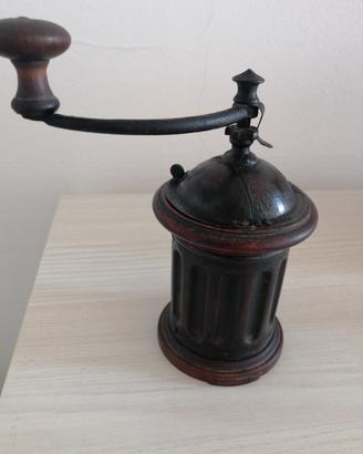 Antico macinino per caffè 