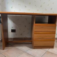 Scrivania con cassetti