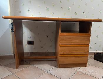 Scrivania con cassetti