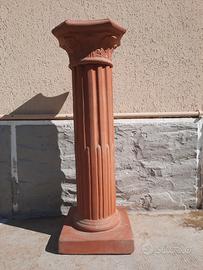 Colonna scannellata con capitello in terracotta