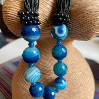 collana chic nera e  agate blu