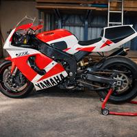 Yamaha YZF R1 2008 retromod YZF750