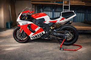 Yamaha YZF R1 2008 retromod YZF750