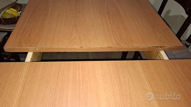 tavolo con quattro sedie 