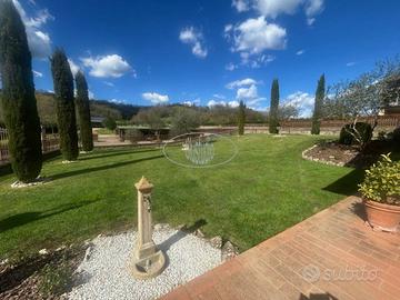 Villa di 214 m² con più di 5 locali e box auto dop