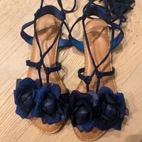 Sandali bassi donna blu con fiori e lacci