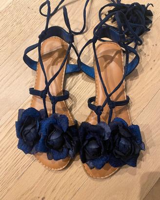 Sandali bassi donna blu con fiori e lacci