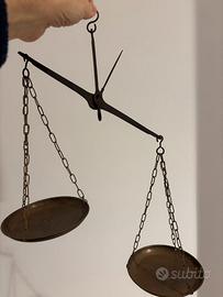 Antica bilancia in ferro battuto