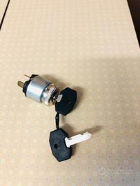 Blocchetto a chiave  per accensione moto.