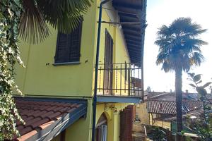 Casa con due appartamenti e giardino