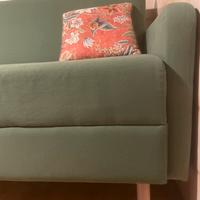 Comodo divano a seduta alta