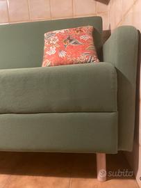 Comodo divano a seduta alta