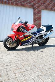 vela: Honda RVF400 Nc35