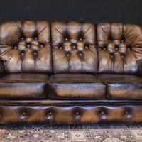 Divano Chesterfield 3 posti in pelle marrone