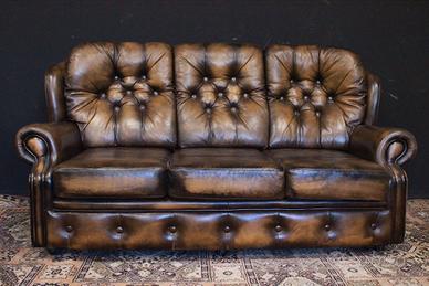 Divano Chesterfield 3 posti in pelle marrone