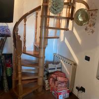 Scala a chiocciola in legno