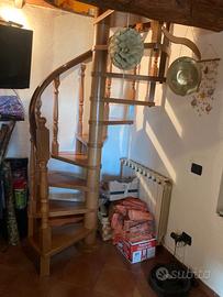 Scala a chiocciola in legno