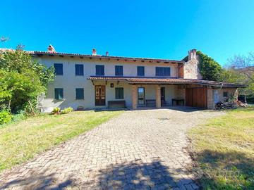 Rustico / Casale di 237 m² con più di 5 locali e b