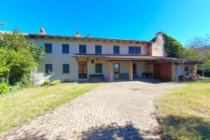 Rustico / Casale di 237 m² con più di 5 locali e b