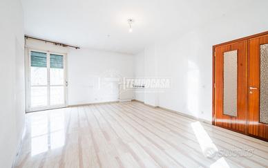 Ampio Trilocale con Tre Balconi