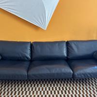 Divano design in pelle blu marca B&B mod. Diesis