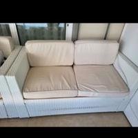 Divanetto e tavolino per esterno