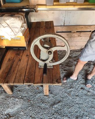 ripiegatrice a manovella per cuoio vintage
