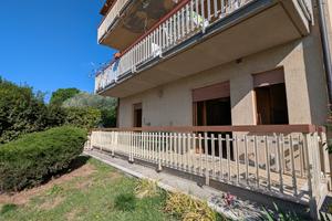 Appartamento a piano terra con terrazza e garage