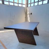 tavolo in vetroresina con finitura Corten 