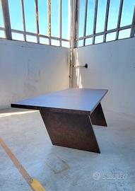 tavolo in vetroresina con finitura Corten 