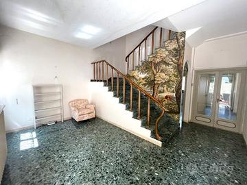 Villetta a schiera di testa con spazio esterno