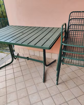 Tavolo e sedie giardino 