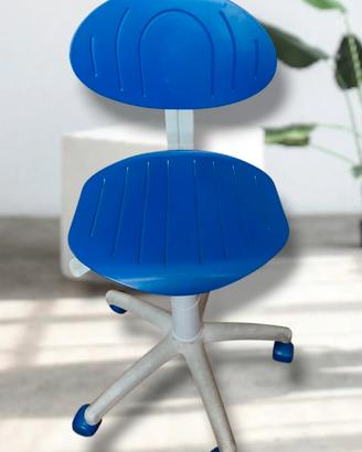 Sedia blu per cameretta