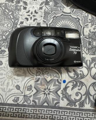 Macchina fotografica yashica zoomate 70
