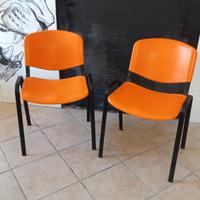 Coppia di sedie colore arancione. 