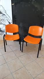 Coppia di sedie colore arancione. 