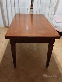 Tavolo on legno